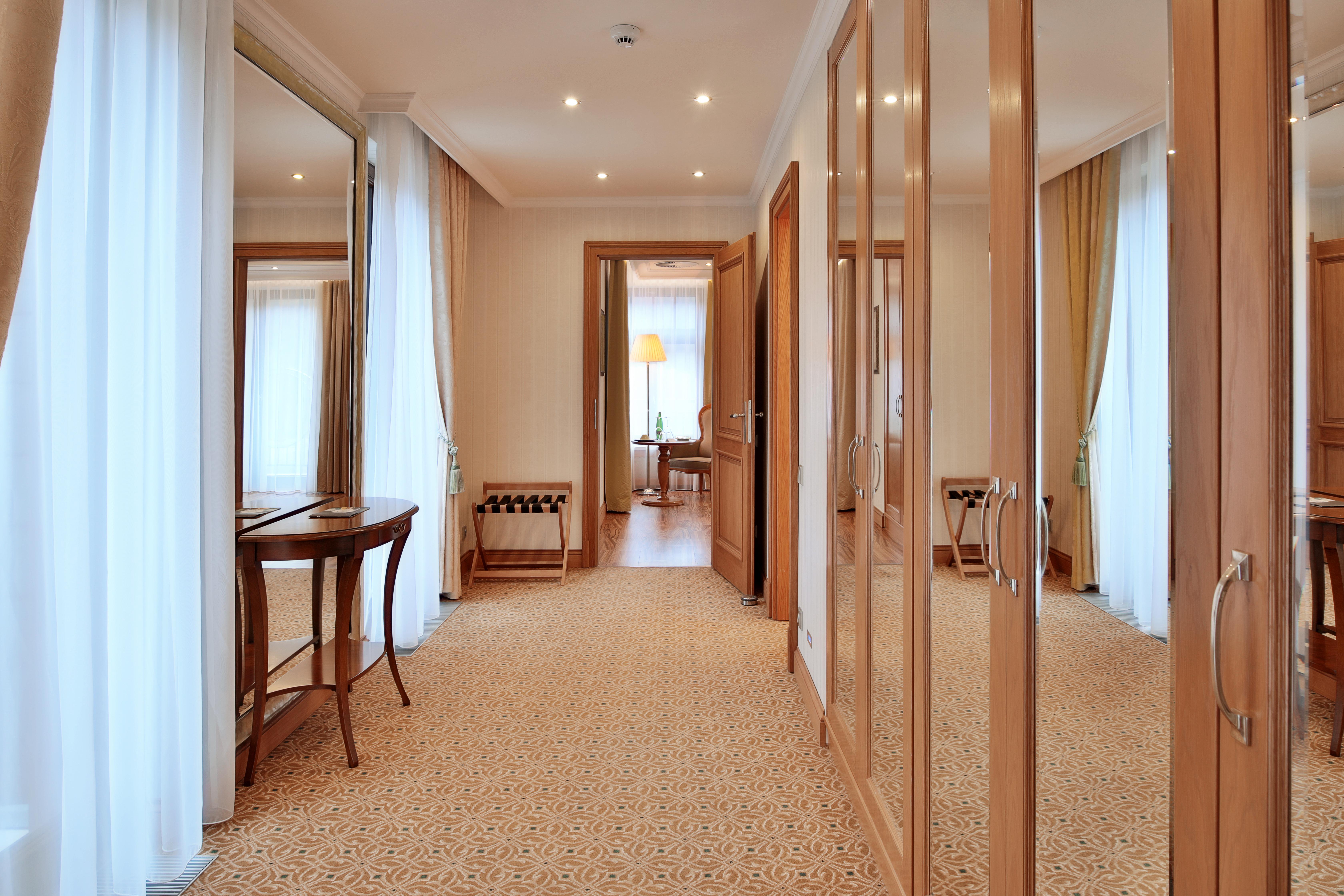 Retro Riverside Wellness Resort Karlovy Vary Exterior photo Interior of a suite