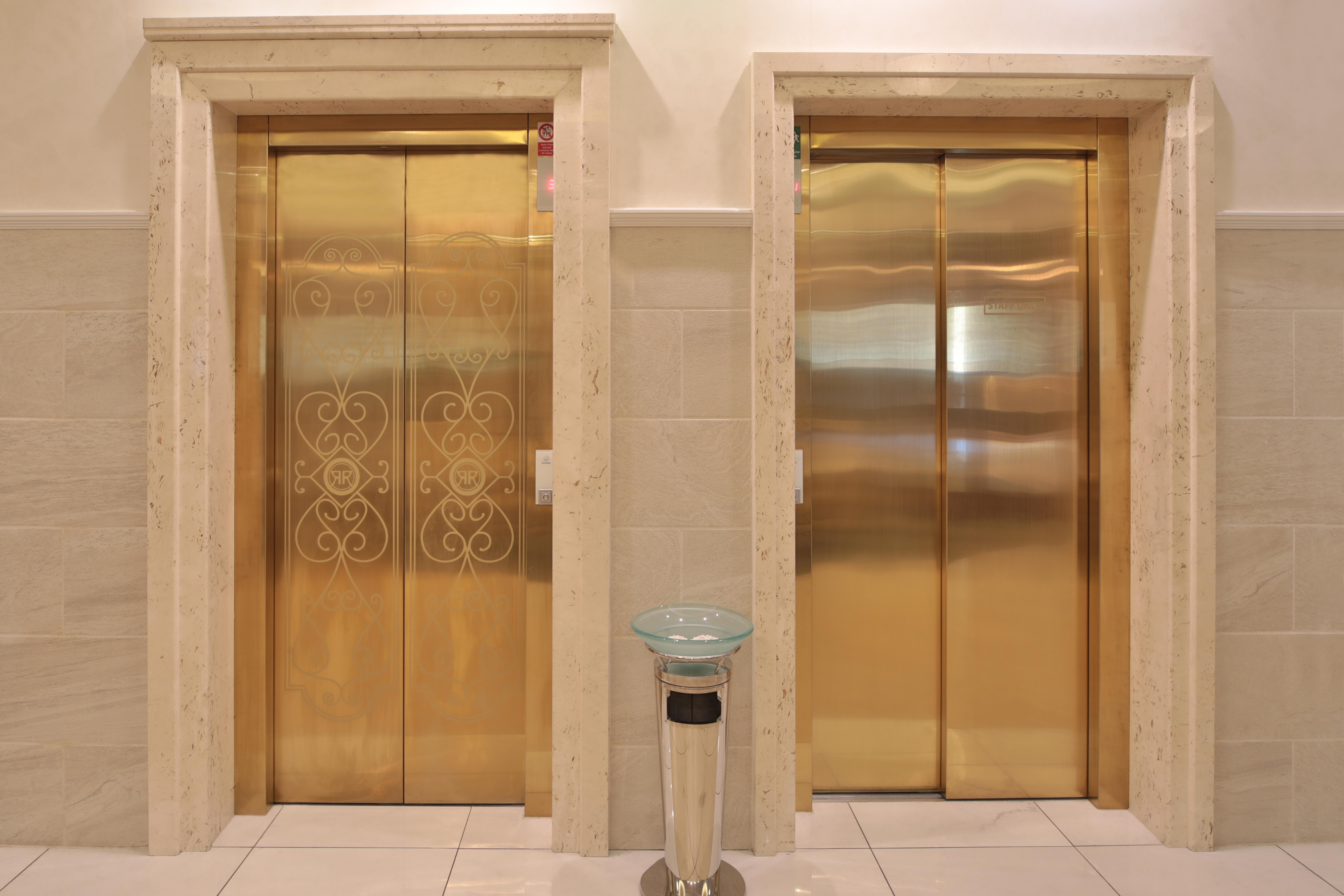 Retro Riverside Wellness Resort Karlovy Vary Exterior photo Two elevators