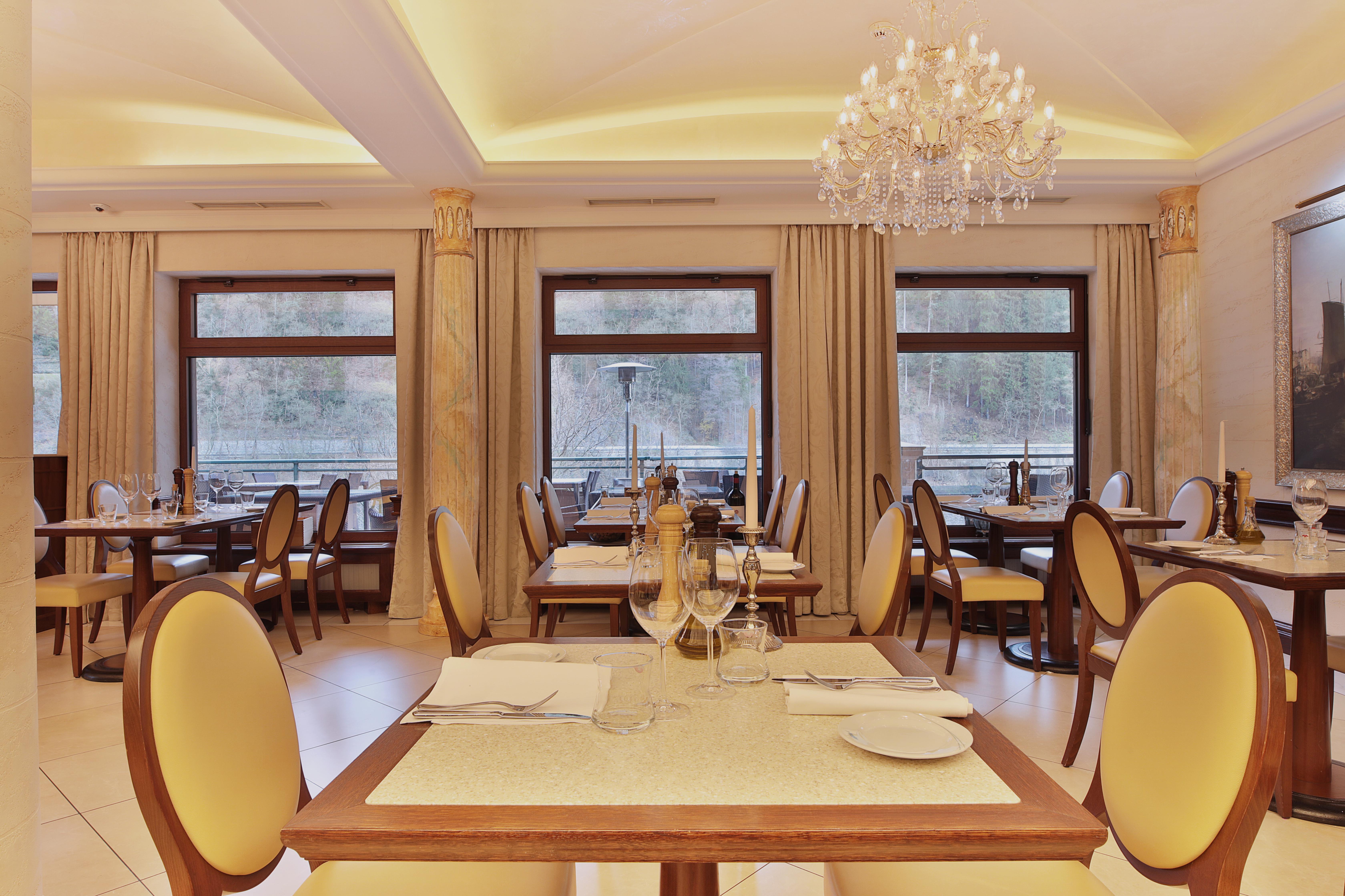 Retro Riverside Wellness Resort Karlovy Vary Exterior photo Restaurant