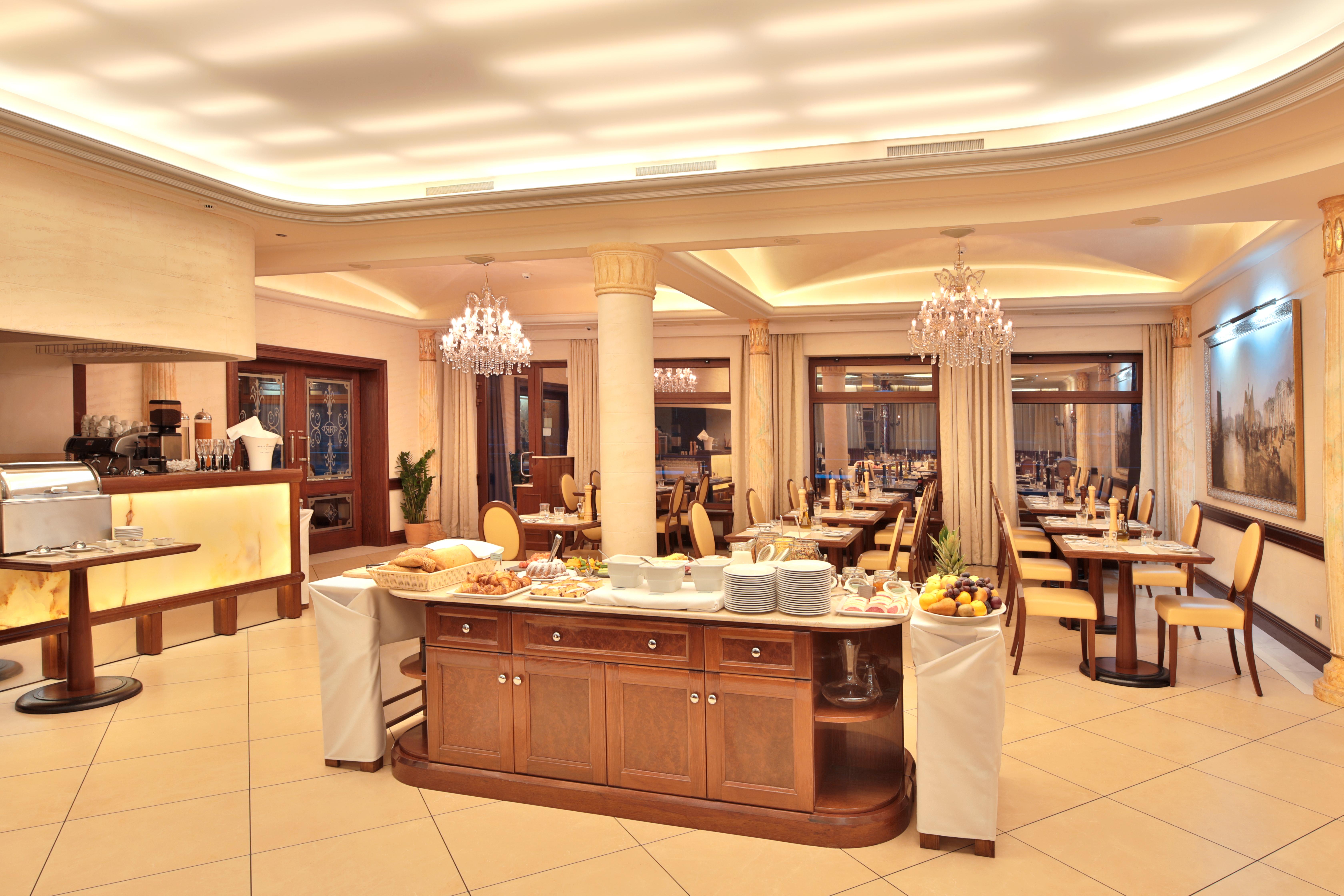 Retro Riverside Wellness Resort Karlovy Vary Exterior photo Restaurant