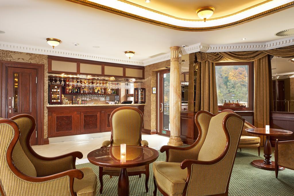 Retro Riverside Wellness Resort Karlovy Vary Exterior photo The bar at the hotel