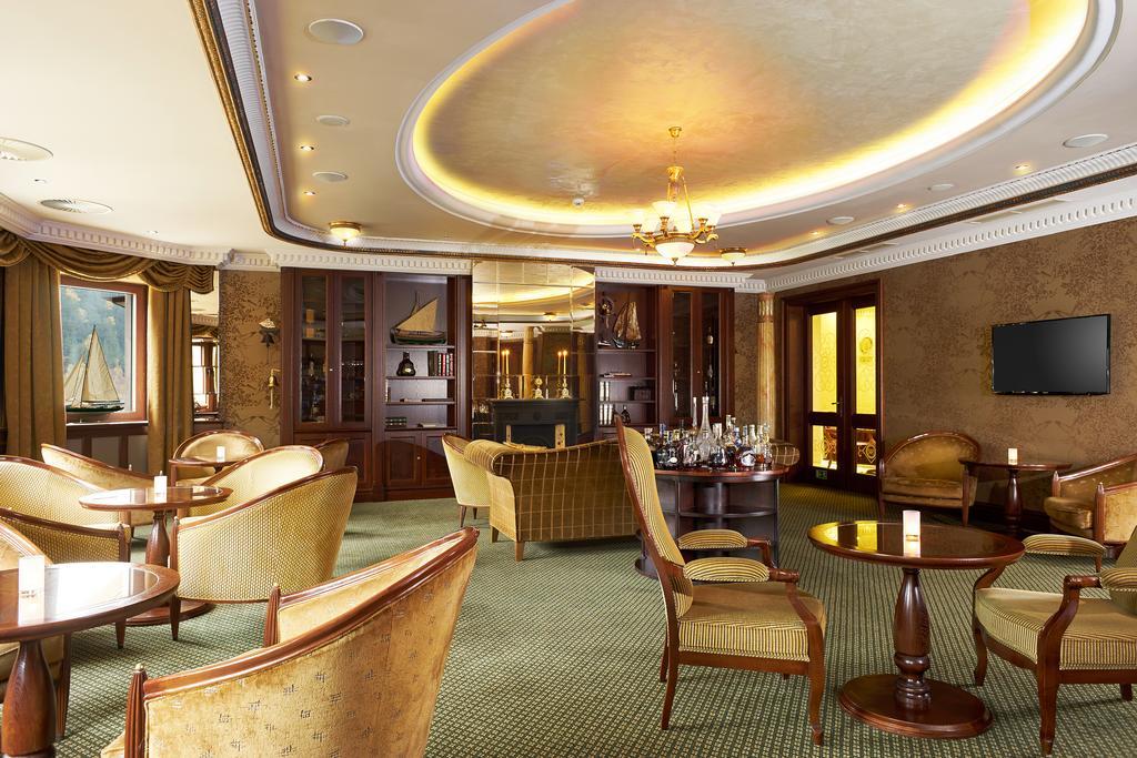 Retro Riverside Wellness Resort Karlovy Vary Exterior photo The Club Lounge at the Hong Kong International Airport